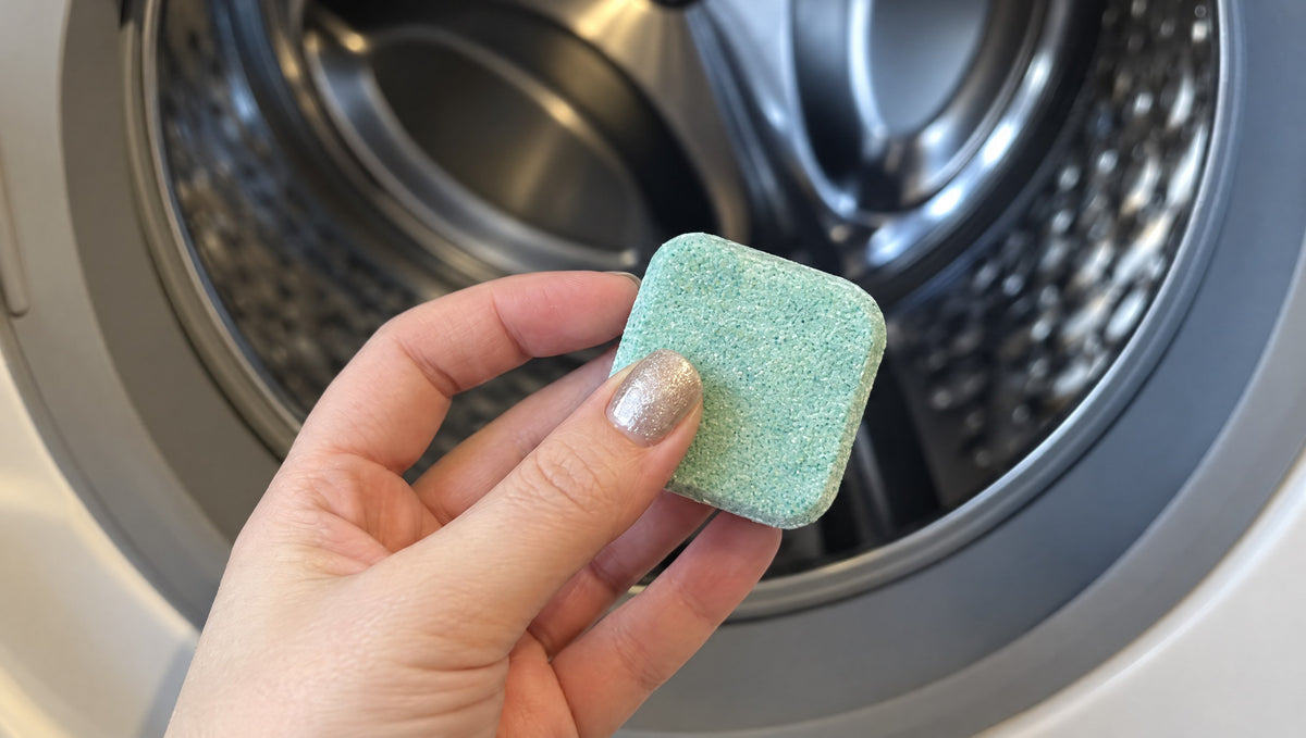 Én Maskinrens-tablett legges rett i den tomme trommelen